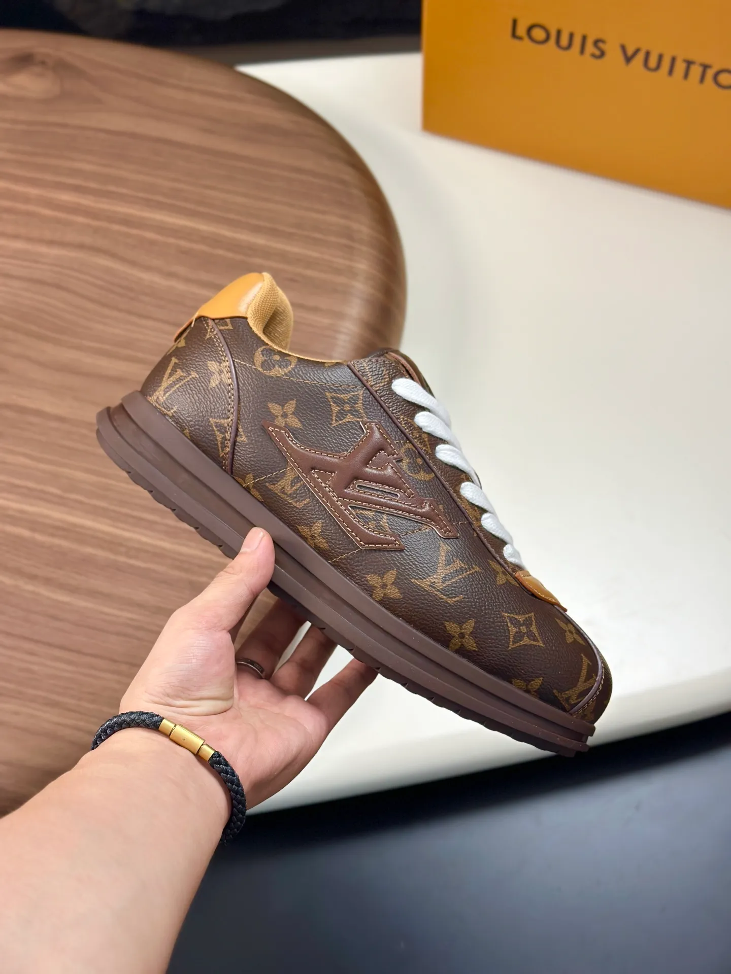 Factory direct sale ¥700💰Full set of packaging💰Top version LV-Louis Vuitton-Classic catwalk new style 1:1 developed replica of the original version! ! The upper foot is very comfortable. It is made of luxurious materials and fine workmanship. The midsole is printed with English letters "Made in Europe". The upper is made of calfskin imported from Italy. The side is decorated with the brand's LOGO and signature. The latest latex foot pads and mesh lining make the foot feel super comfortable. The original two-color TPU combination outsole is specially provided by the original factory. Bag technology Goodyear stitched edges Fabric: Exclusive custom first-layer cowhide Accessories: Exclusive private model Vuitton logo, lining: Customized silk mesh lining - first-layer silk cowhide lining Outsole: TPU combination outsole wear-resistant, non-slip and anti-yellowing Foot pads: new latex pads-mesh sweat-absorbent Counter technology: fully computerized sewing machine wire drawing Toe box back cover Hot and cold shaping Full set of pull-top last with medium and low logo pattern Counter packaging - Shoelaces, certificates, cards, instructions, certificates of quality, dust bags, the most comprehensive packaging on the Internet, men's size 339-44 (38/45 custom-made, non-refundable!